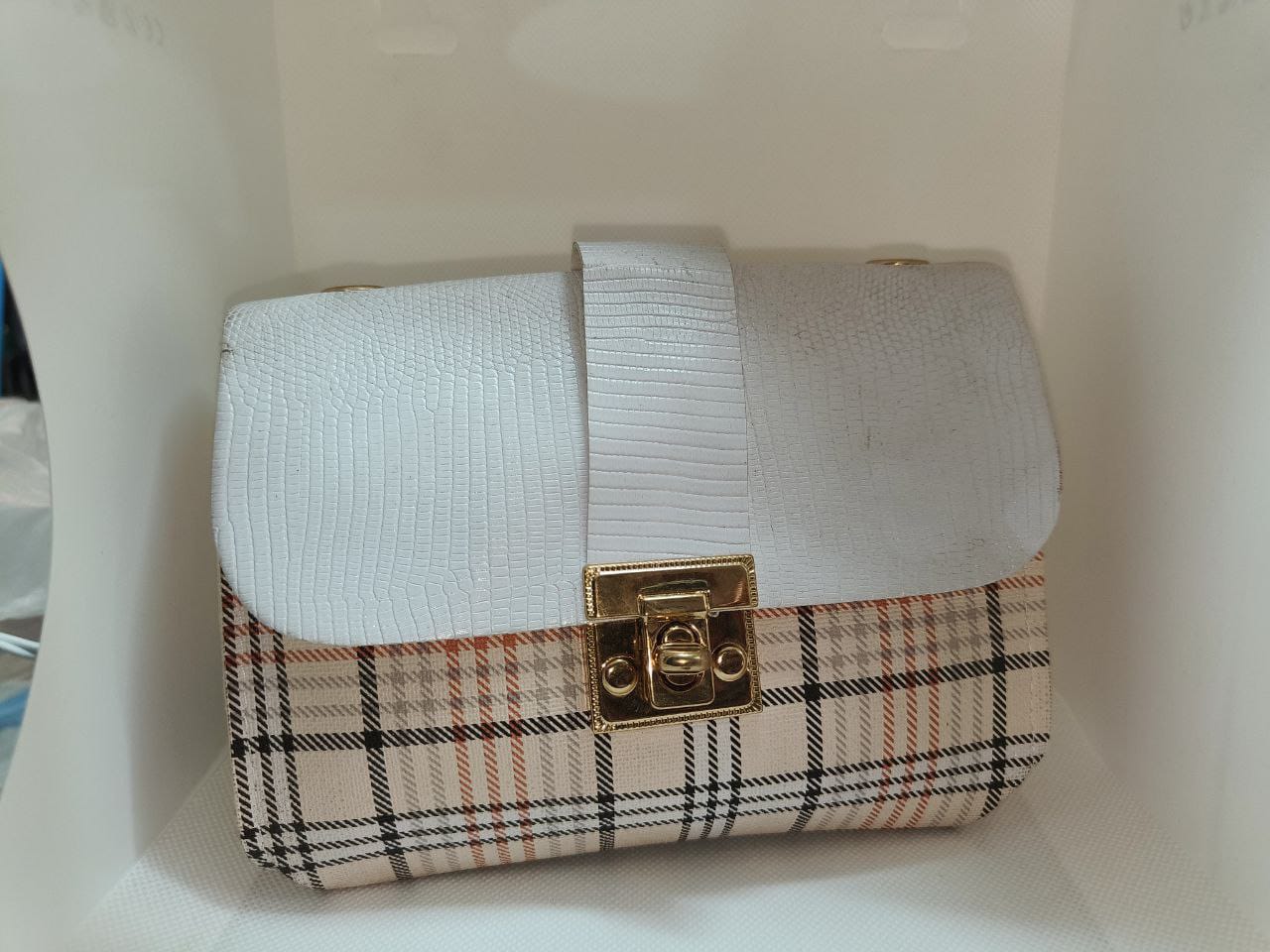 Holland Bags Crossbody Flap Bag met witte getextureerde geruite basis