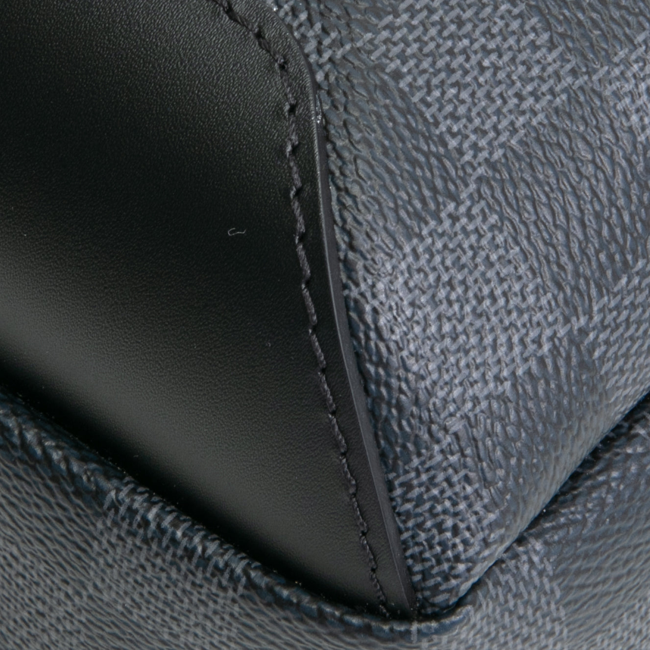 LOUIS VUITTON Avenue Slingbag - Damier Graphite