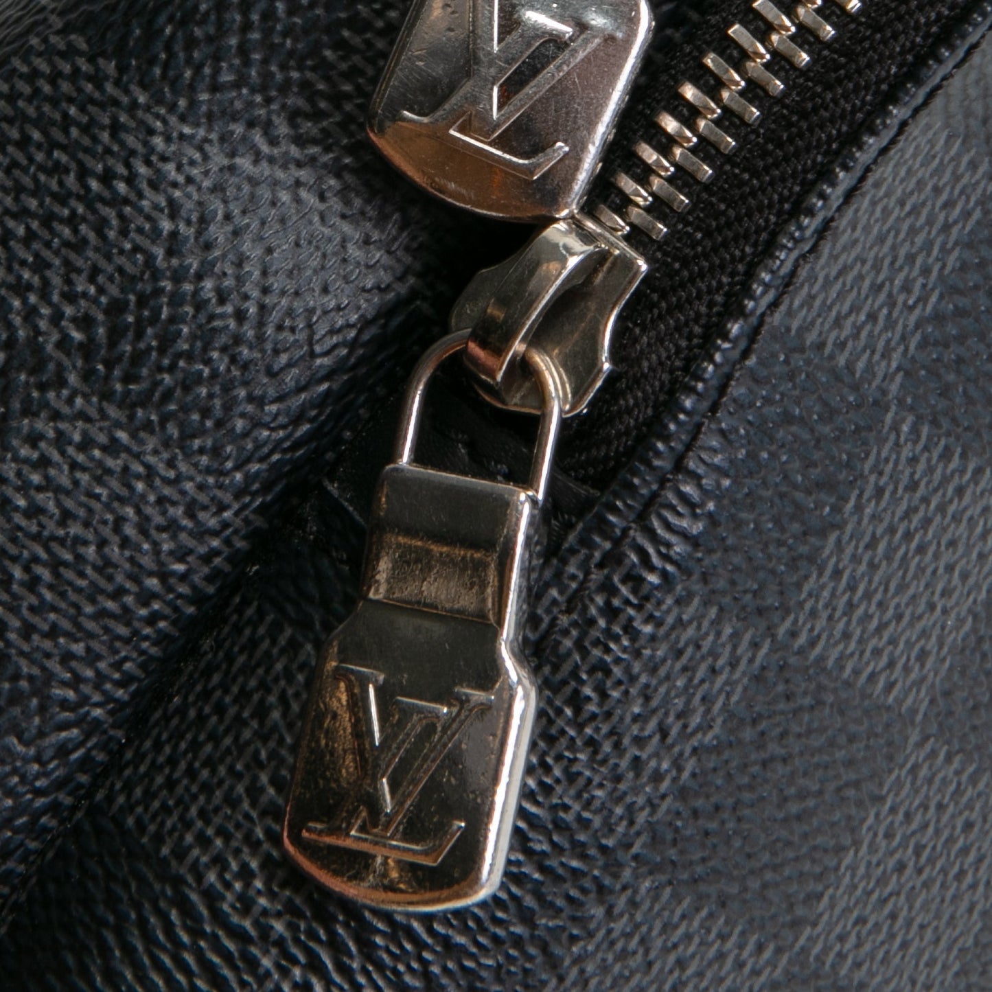 LOUIS VUITTON Avenue Slingbag - Damier Graphite